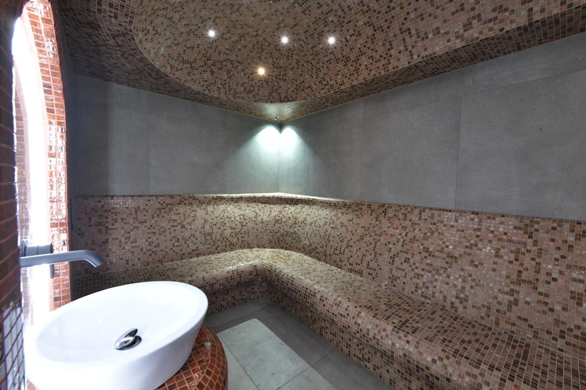 Royal Wellness And Spa Ruma Exteriör bild