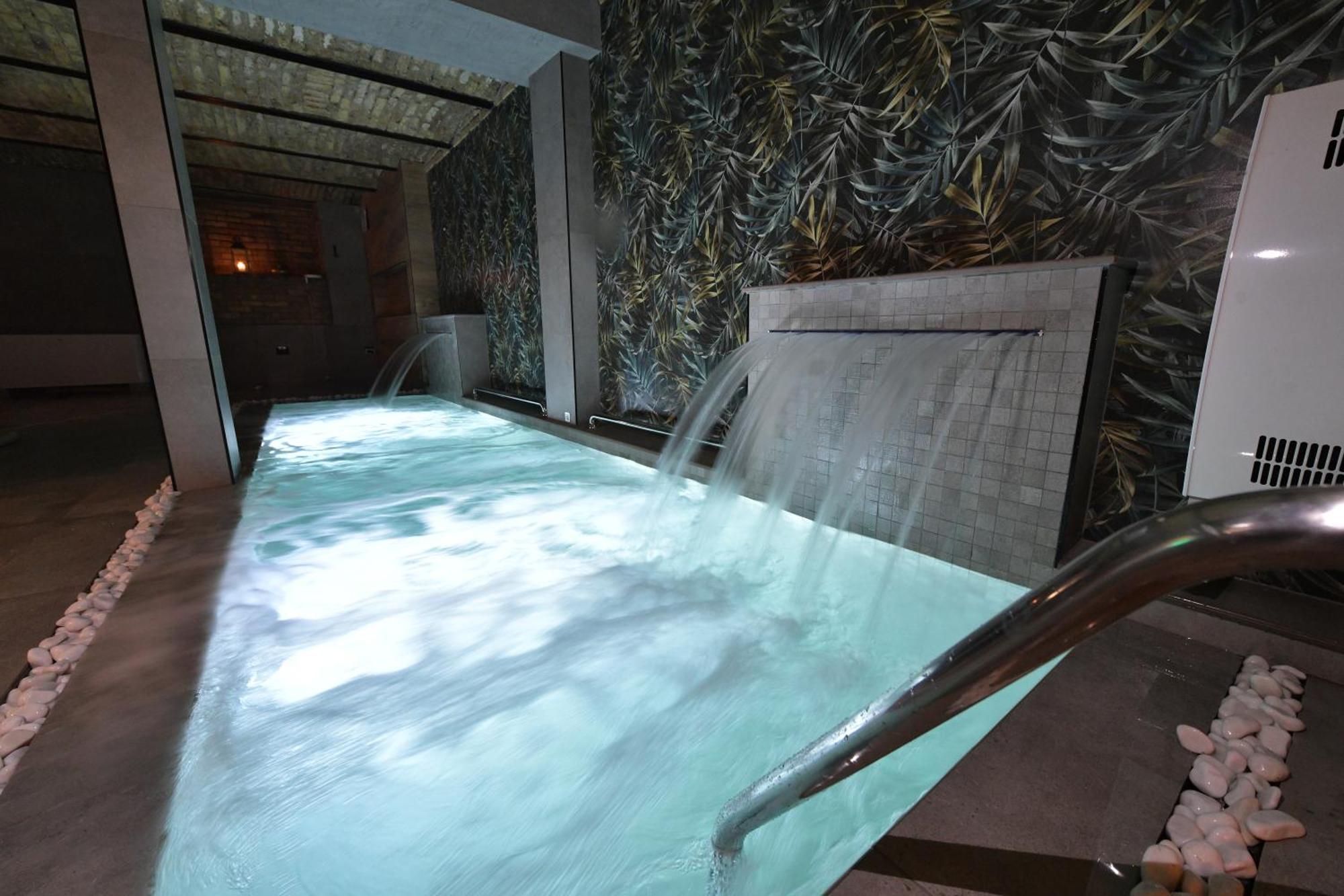Royal Wellness And Spa Ruma Exteriör bild